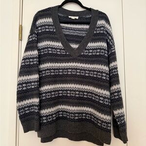 Treasure & Bond Navy and Gray Patterned V-Neck Sweater